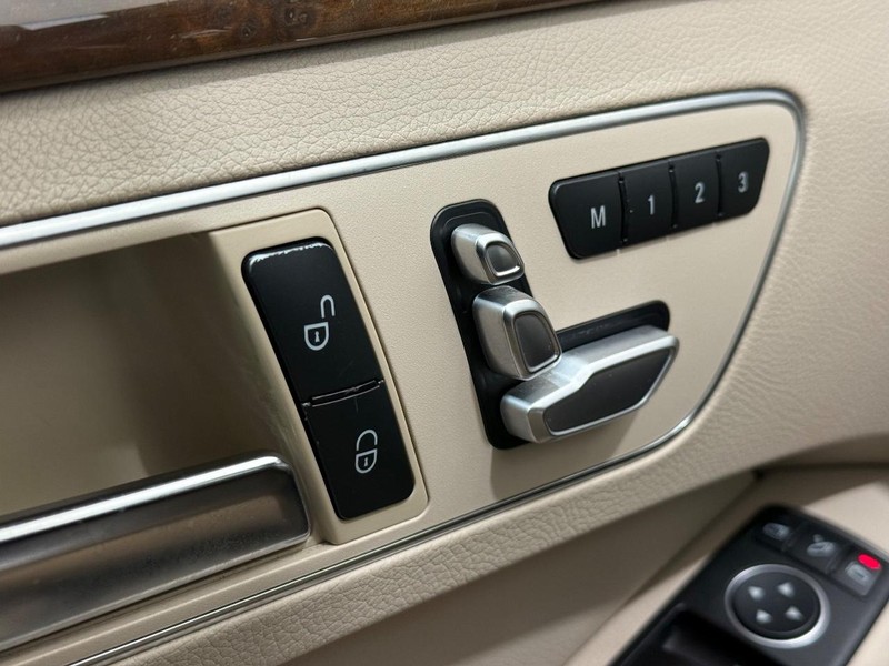 Mercedes-Benz E-Class Vehicle Full-screen Gallery Image 20