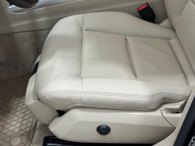 Mercedes-Benz E-Class Vehicle Full-screen Gallery Image 21