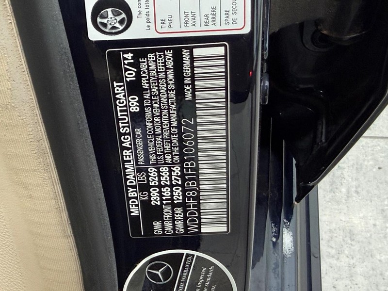 Mercedes-Benz E-Class Vehicle Full-screen Gallery Image 22