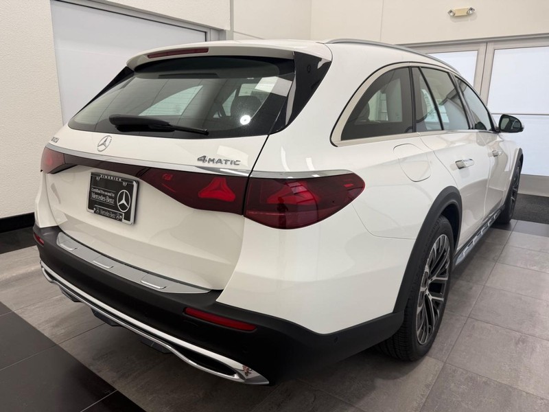 Mercedes-Benz E-Class Vehicle Image 2