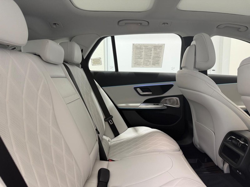 Mercedes-Benz E-Class Vehicle Image 8