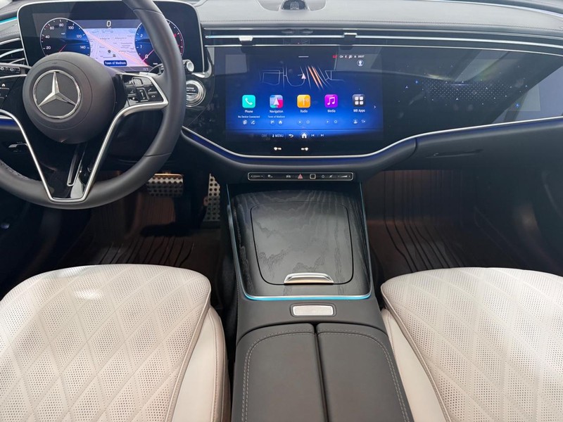 Mercedes-Benz E-Class Vehicle Image 9