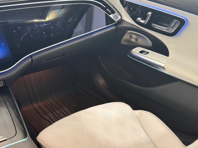 Mercedes-Benz E-Class Vehicle Image 12