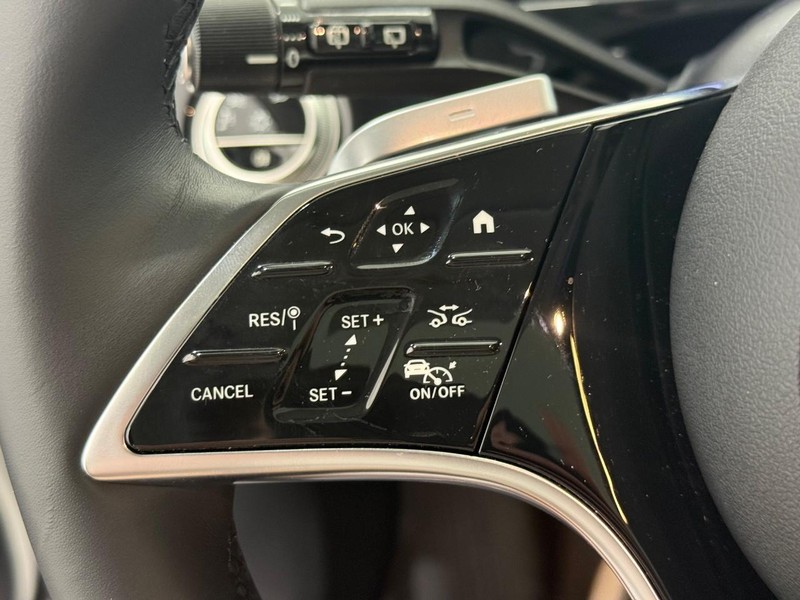Mercedes-Benz E-Class Vehicle Image 13