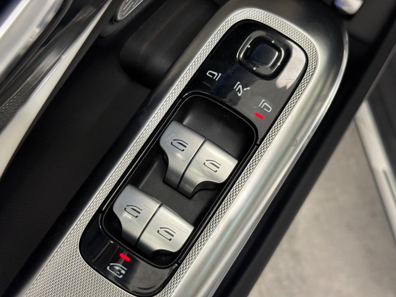 Mercedes-Benz E-Class Vehicle Image 19