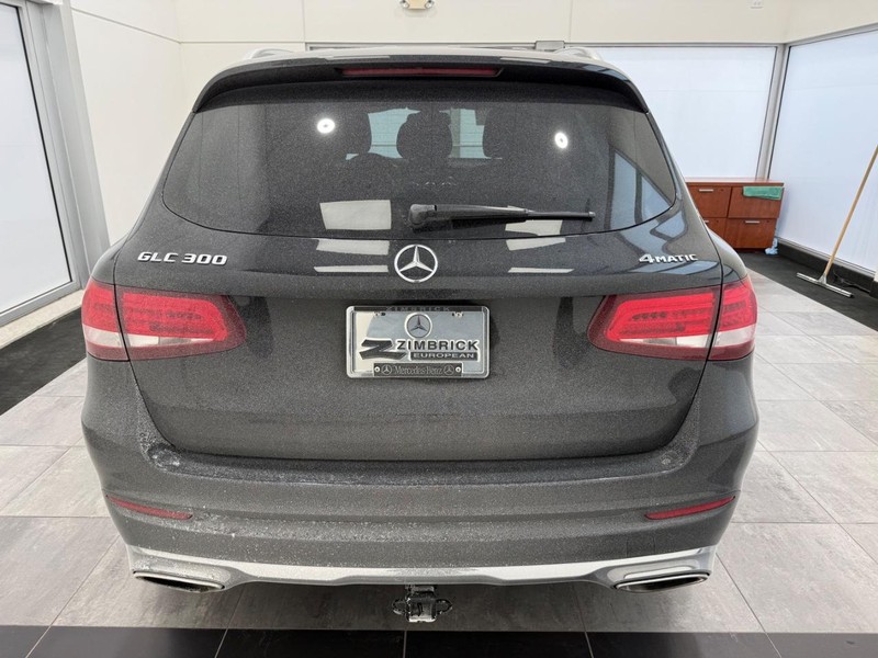 Mercedes-Benz GLC Vehicle Full-screen Gallery Image 03