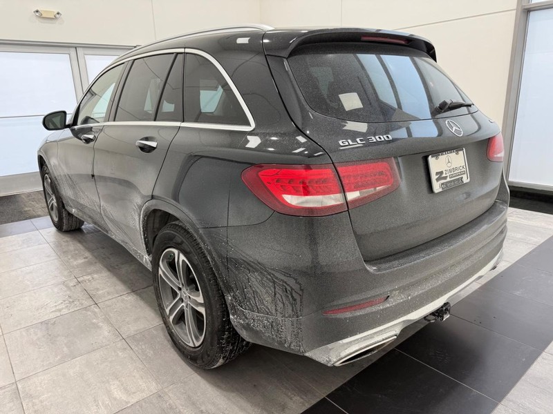 Mercedes-Benz GLC Vehicle Full-screen Gallery Image 04