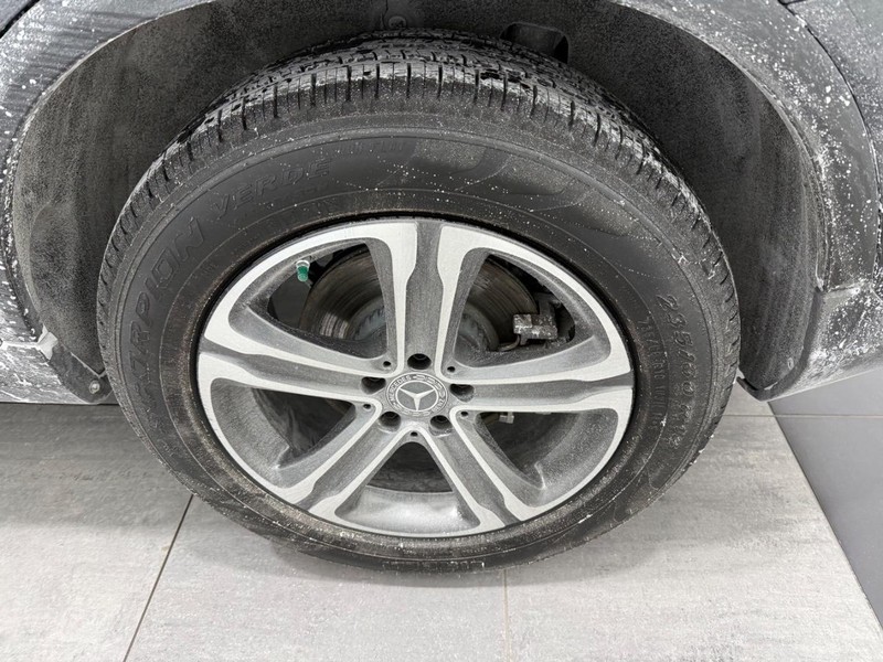 Mercedes-Benz GLC Vehicle Full-screen Gallery Image 05