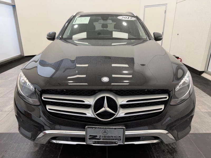 Mercedes-Benz GLC Vehicle Full-screen Gallery Image 07