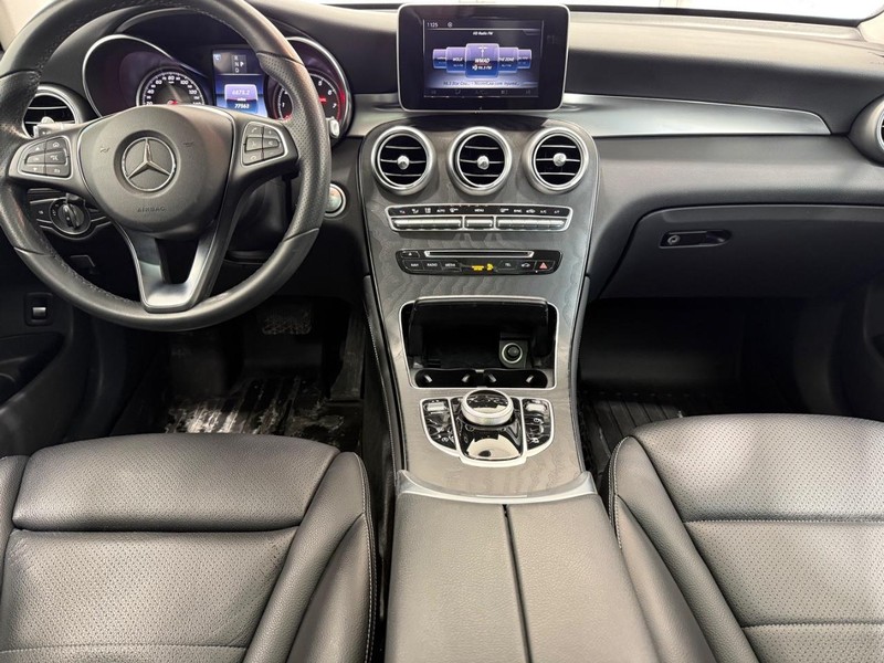 Mercedes-Benz GLC Vehicle Full-screen Gallery Image 09