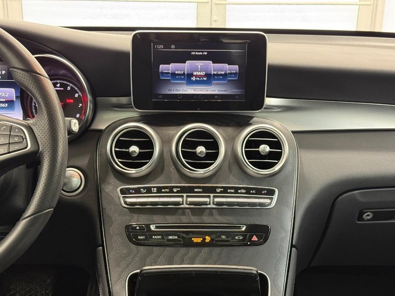 Mercedes-Benz GLC Vehicle Full-screen Gallery Image 10