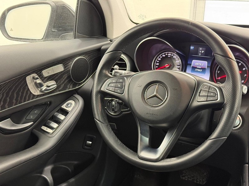 Mercedes-Benz GLC Vehicle Full-screen Gallery Image 11