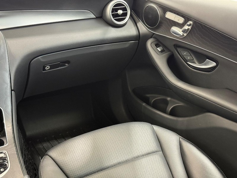 Mercedes-Benz GLC Vehicle Full-screen Gallery Image 12