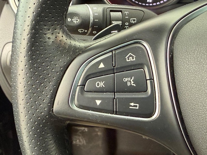 Mercedes-Benz GLC Vehicle Full-screen Gallery Image 14