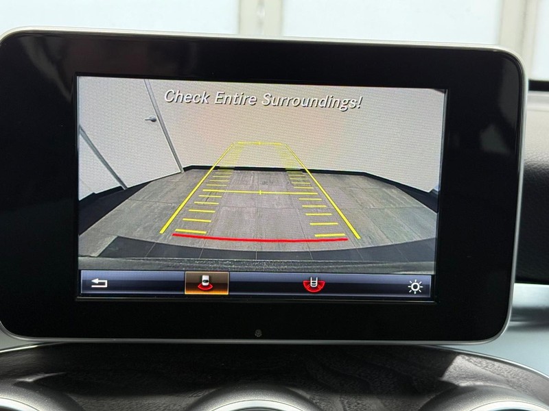 Mercedes-Benz GLC Vehicle Full-screen Gallery Image 18