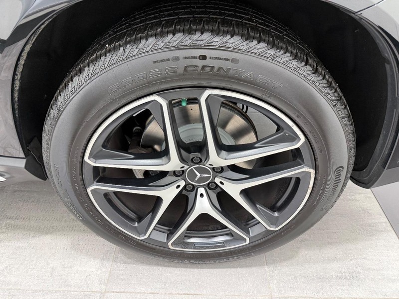 Mercedes-Benz GLE Vehicle Full-screen Gallery Image 05