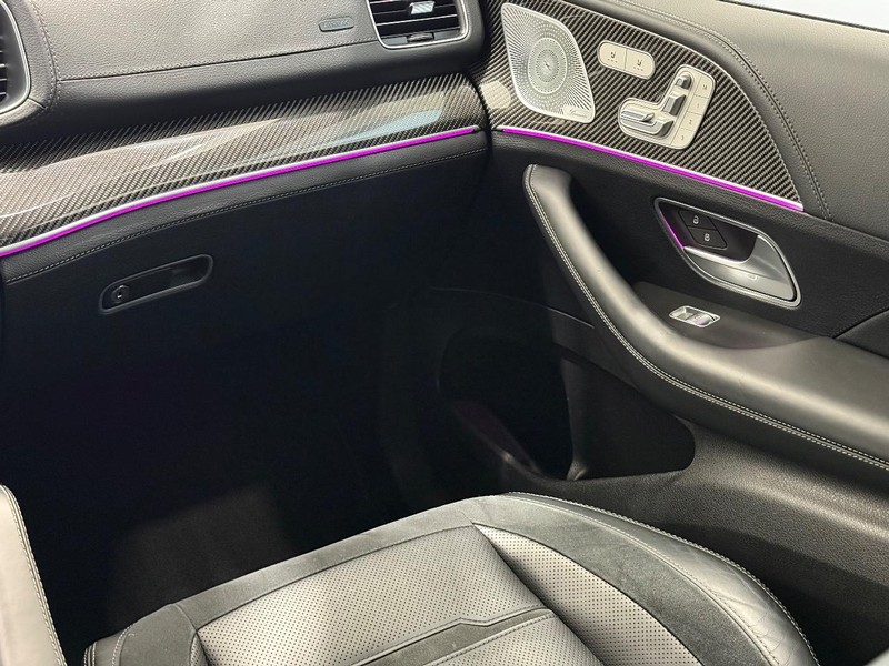 Mercedes-Benz GLE Vehicle Full-screen Gallery Image 12