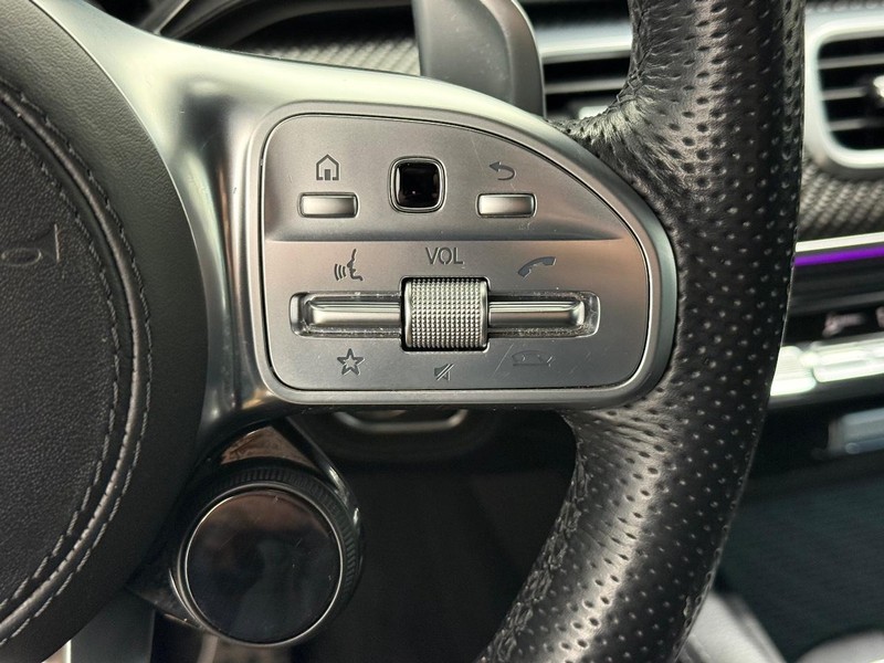 Mercedes-Benz GLE Vehicle Full-screen Gallery Image 15