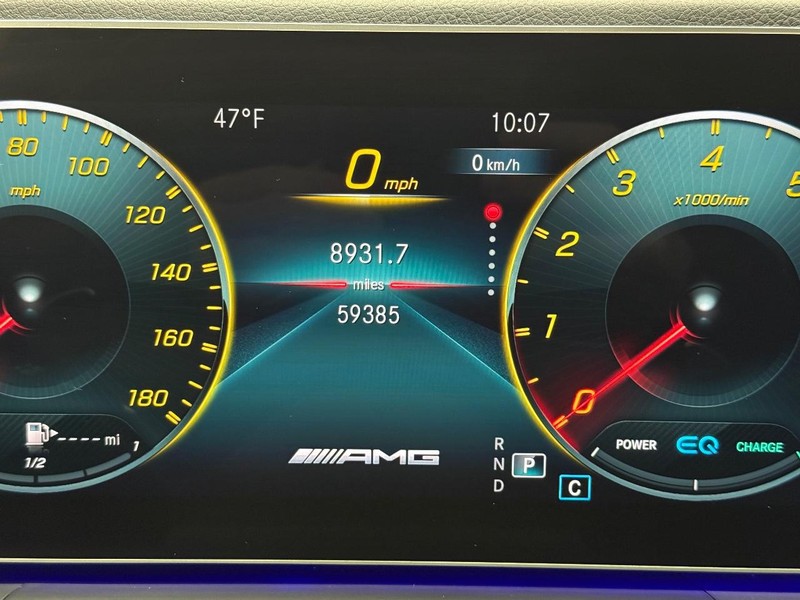 Mercedes-Benz GLE Vehicle Full-screen Gallery Image 16