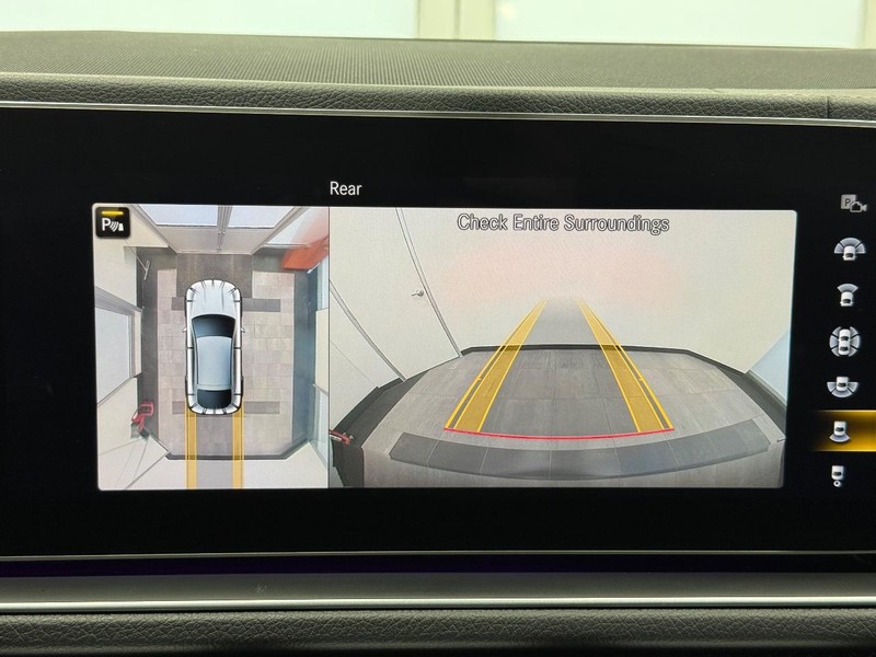 Mercedes-Benz GLE Vehicle Full-screen Gallery Image 18