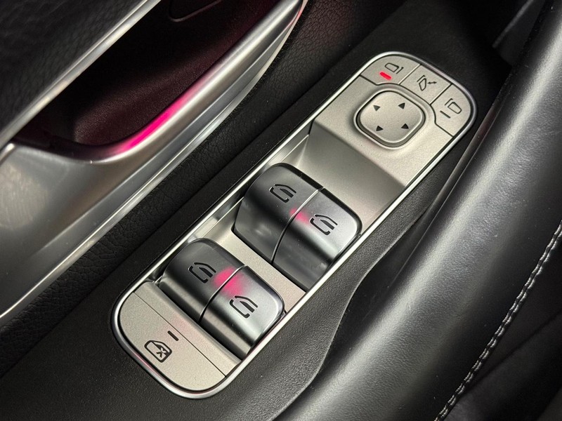 Mercedes-Benz GLE Vehicle Full-screen Gallery Image 20