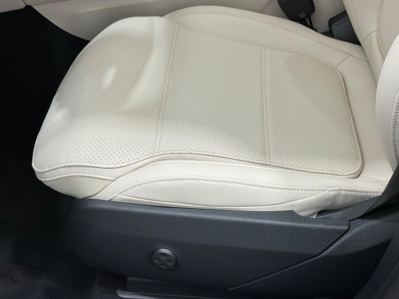 Mercedes-Benz GLC Vehicle Image 17