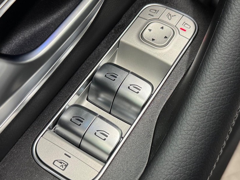 Mercedes-Benz GLE Vehicle Image 16