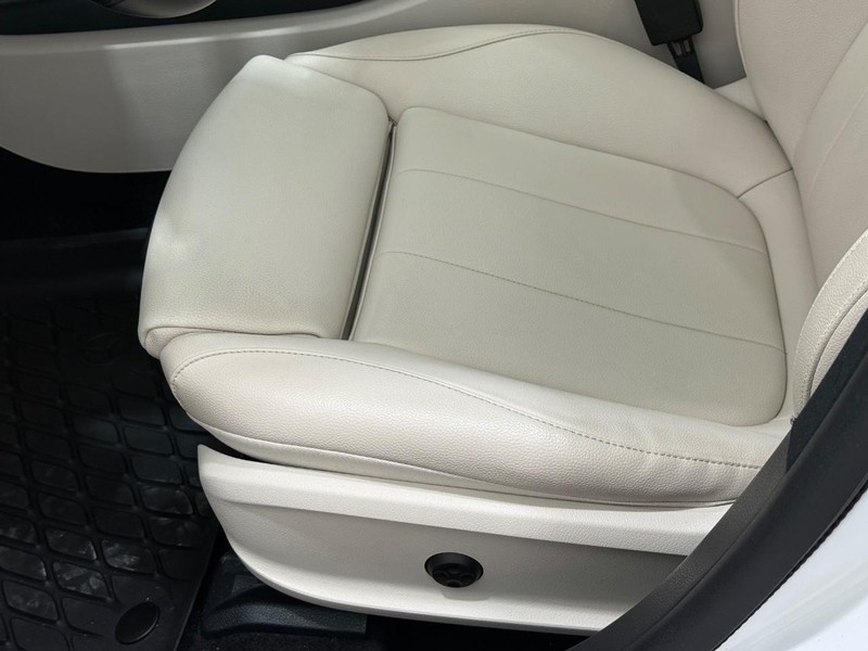 Mercedes-Benz CLA Vehicle Image 20