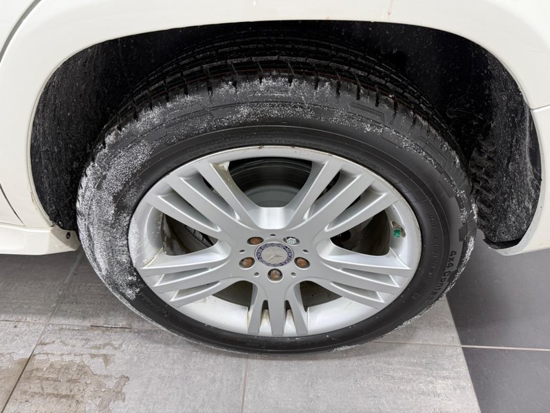 Mercedes-Benz GLK-Class Vehicle Full-screen Gallery Image 05