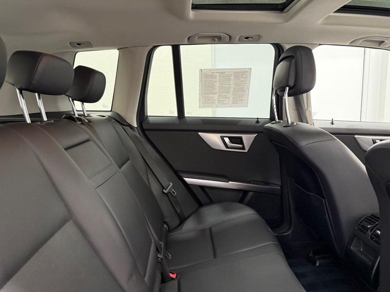 Mercedes-Benz GLK-Class Vehicle Full-screen Gallery Image 08