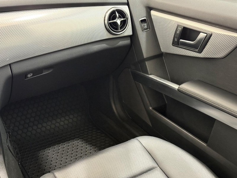 Mercedes-Benz GLK-Class Vehicle Full-screen Gallery Image 12