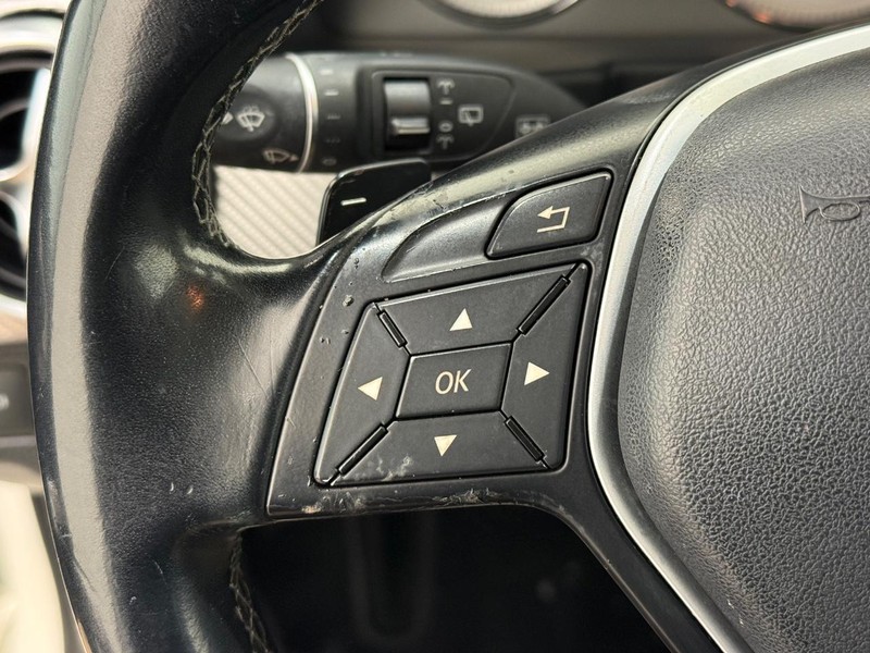 Mercedes-Benz GLK-Class Vehicle Full-screen Gallery Image 13