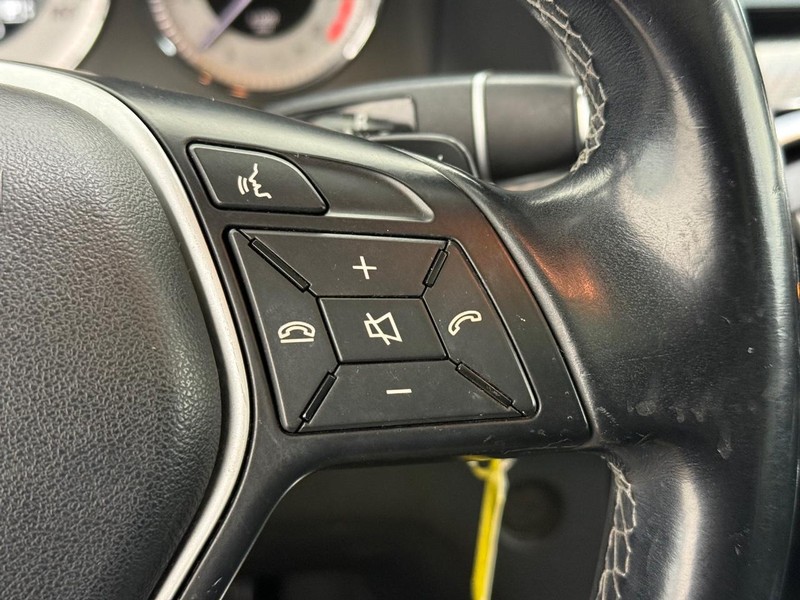 Mercedes-Benz GLK-Class Vehicle Full-screen Gallery Image 14