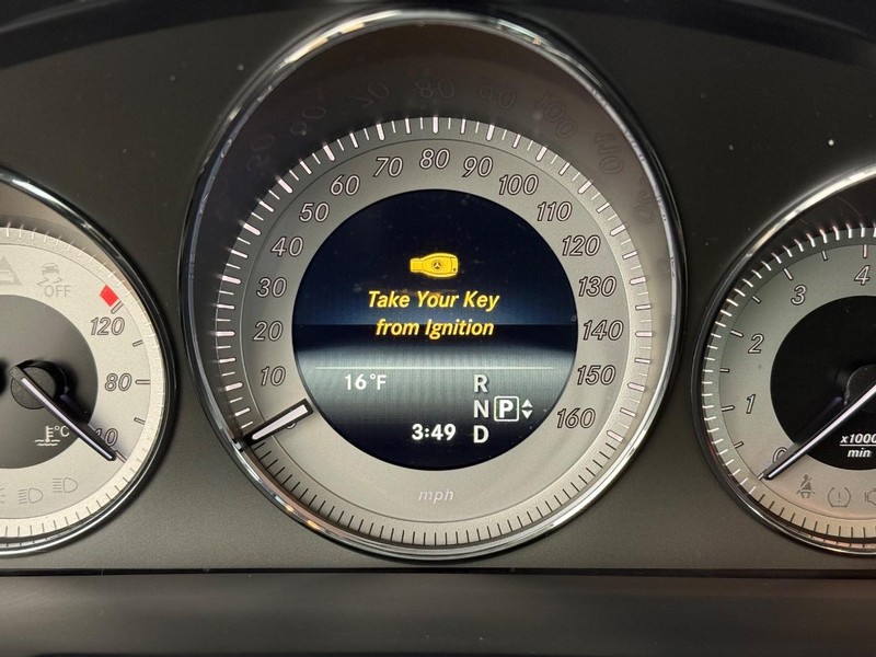 Mercedes-Benz GLK-Class Vehicle Full-screen Gallery Image 15