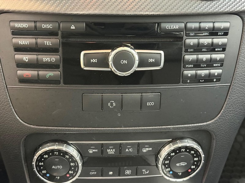 Mercedes-Benz GLK-Class Vehicle Full-screen Gallery Image 16