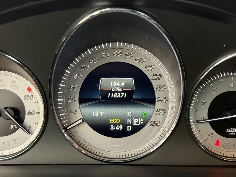 Mercedes-Benz GLK-Class Vehicle Full-screen Gallery Image 17