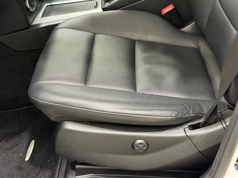 Mercedes-Benz GLK-Class Vehicle Full-screen Gallery Image 19