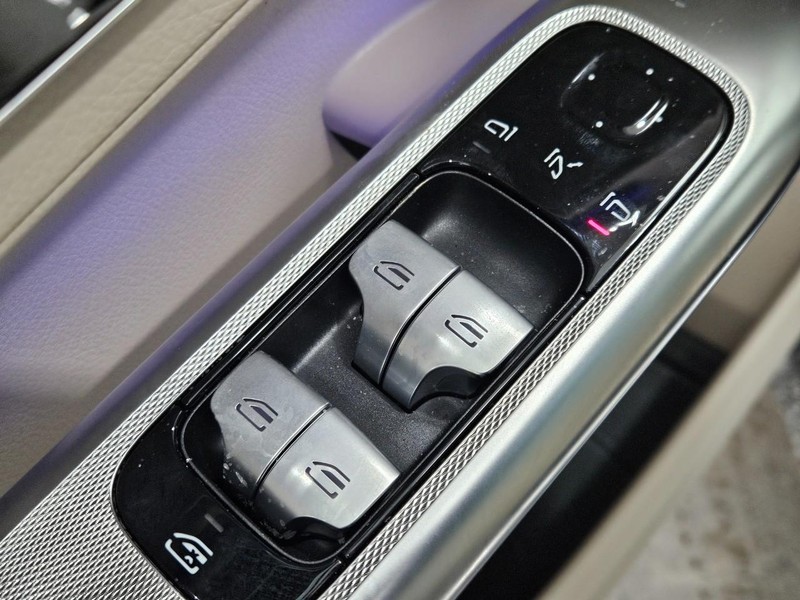 Mercedes-Benz GLC Vehicle Image 16