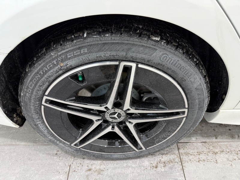 Mercedes-Benz C-Class Vehicle Image 3