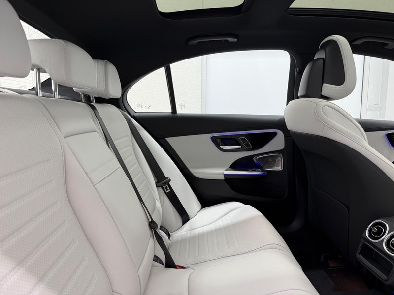 Mercedes-Benz C-Class Vehicle Image 5