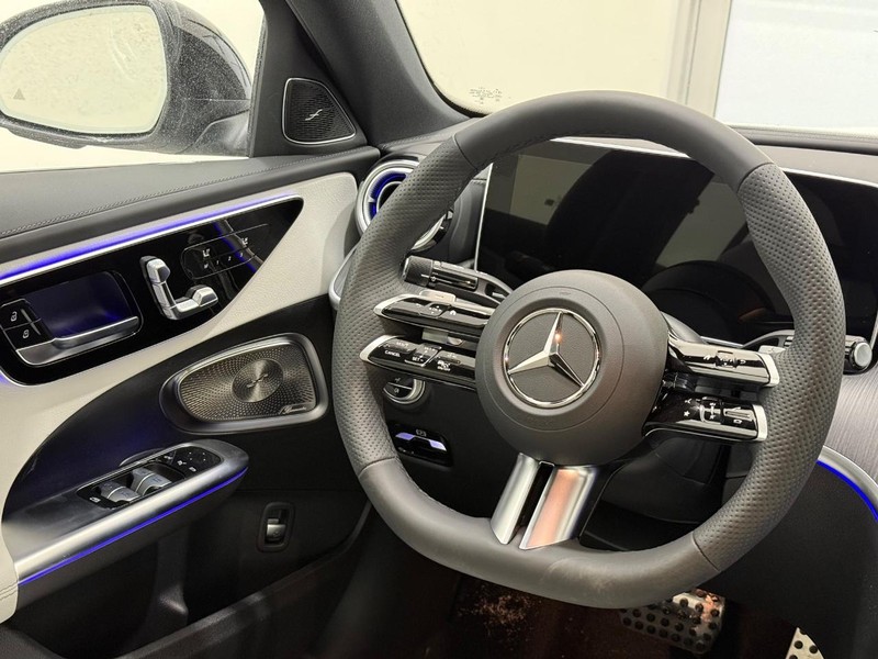 Mercedes-Benz C-Class Vehicle Image 8