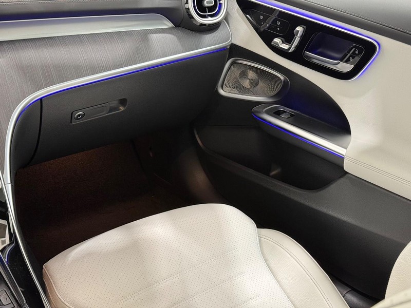 Mercedes-Benz C-Class Vehicle Image 9