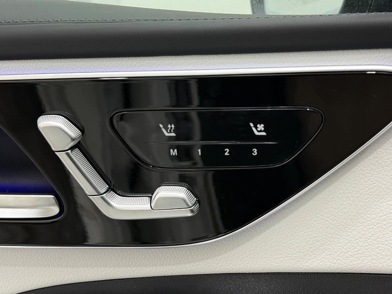 Mercedes-Benz C-Class Vehicle Image 10