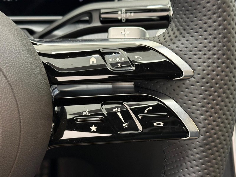 Mercedes-Benz C-Class Vehicle Image 12