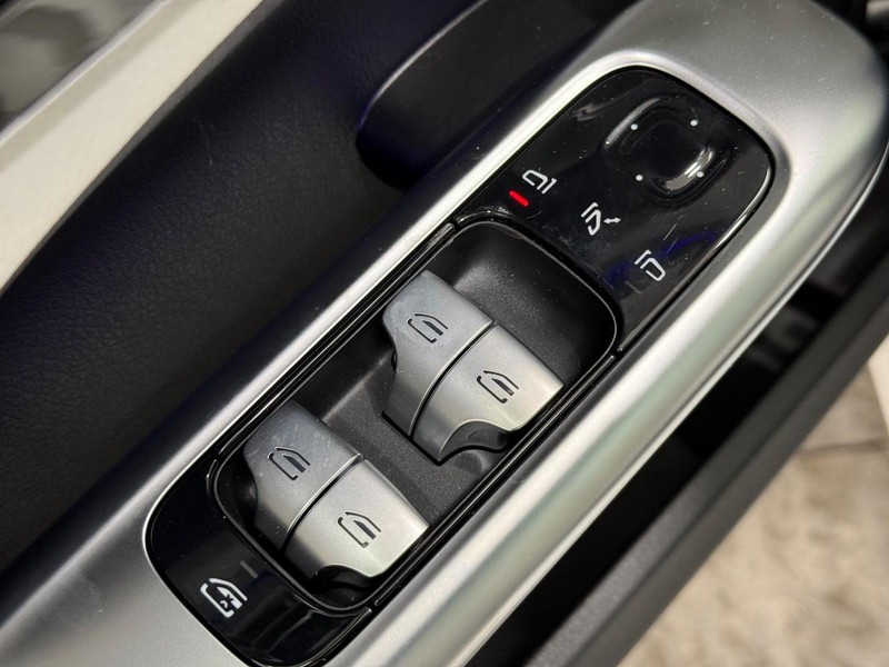 Mercedes-Benz C-Class Vehicle Image 15