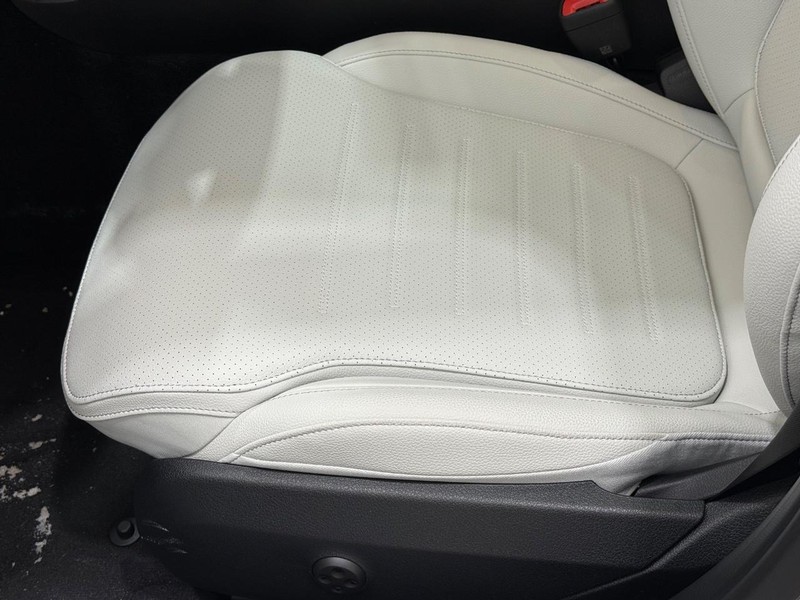 Mercedes-Benz C-Class Vehicle Image 16