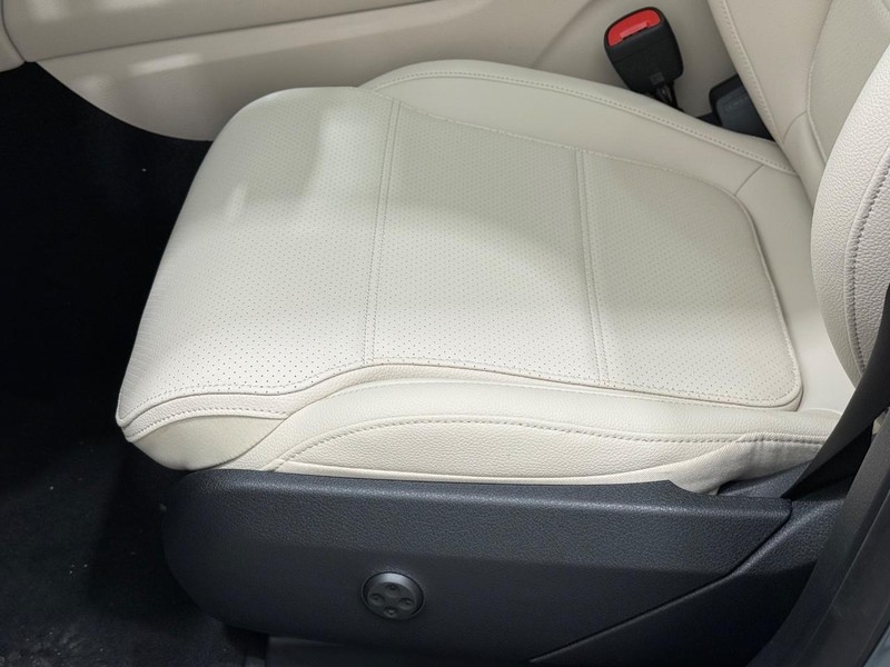 Mercedes-Benz GLC Vehicle Image 17