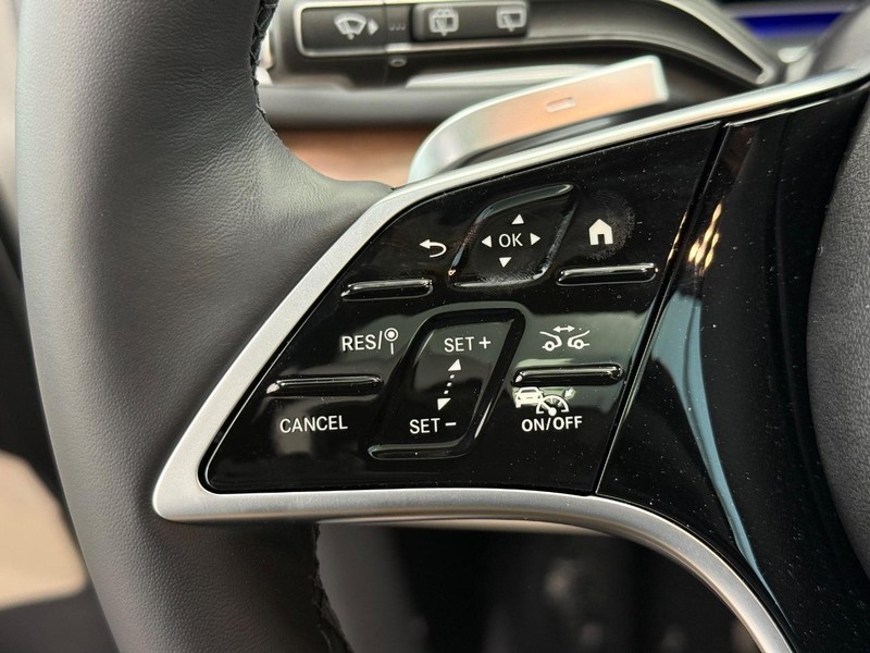 Mercedes-Benz GLE Vehicle Image 11