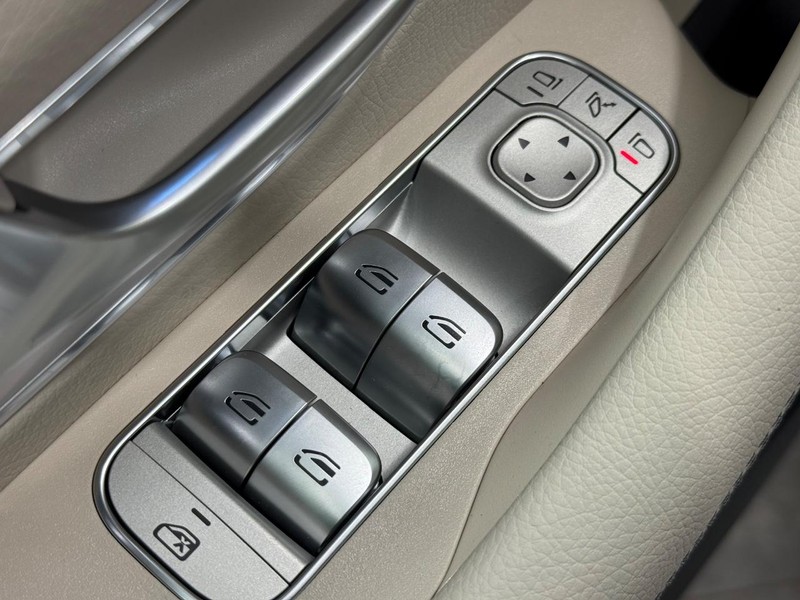 Mercedes-Benz GLE Vehicle Image 16