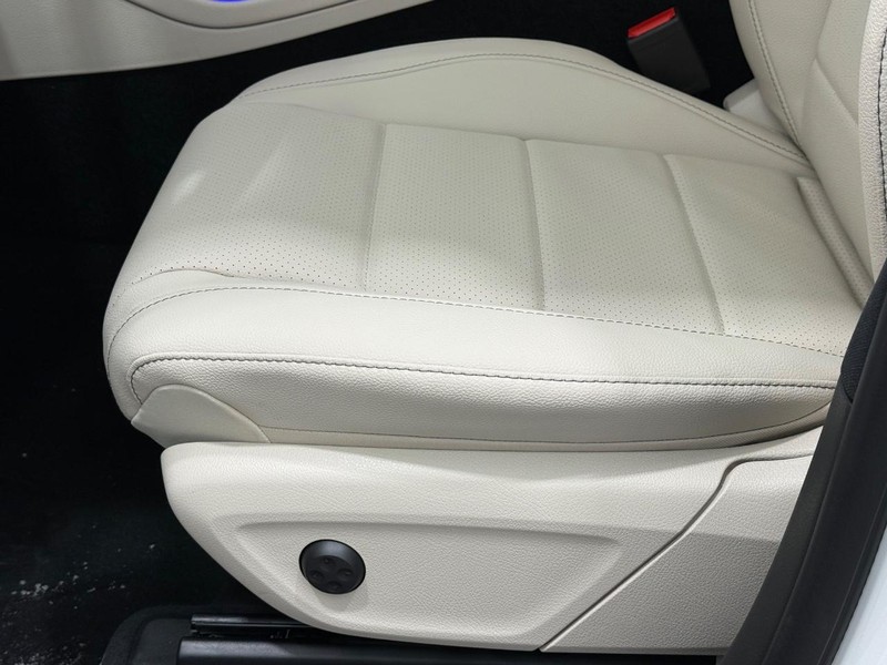 Mercedes-Benz GLE Vehicle Image 17